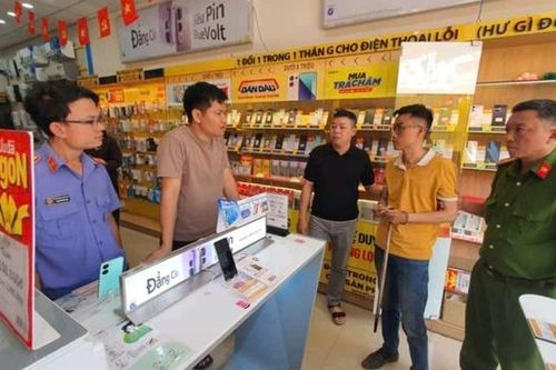 Tạm giữ cán bộ cửa hàng Điện máy Xanh trộm cắp 18 chiếc điện thoại