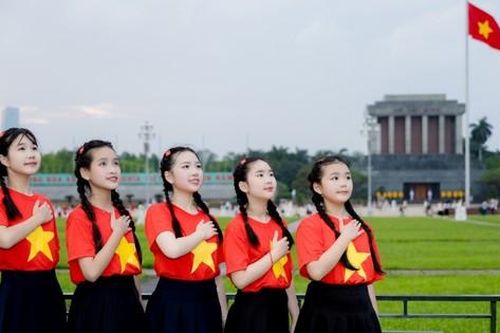 Khoảnh khắc đẹp của 5 nữ sinh Hà Nội tại Quảng trường Ba Đình lịch sử dịp 30/4