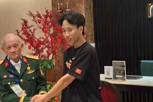 Hành trình xuyên Việt của cụ Thanh và Gen Z Quang Hà: Gặp nhau giữa non sông thống nhất