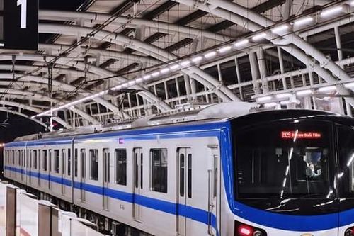 Tuyến Metro số 1 miễn phí vé, giới trẻ hẹn nhau vi vu thành phố dịp nghỉ lễ