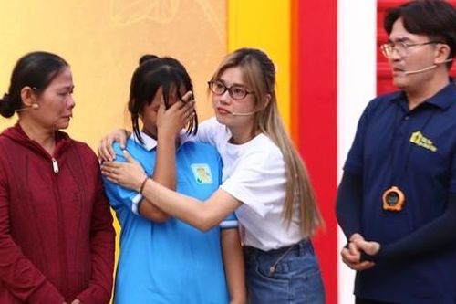 Hoàng Yến Chibi xúc động bật khóc trước hoàn cảnh của cô bé mồ côi hiếu học