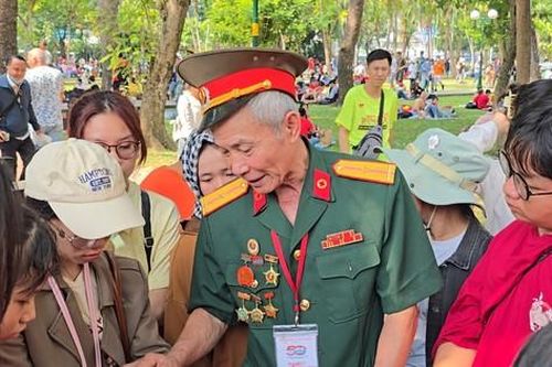 Đại lễ 30/4: Gen Z chạm vào ký ức hào hùng qua lời kể của cựu chiến binh