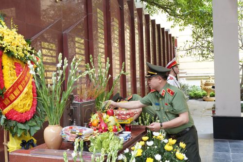 Công an Hà Nội dâng hương tri ân các Anh hùng liệt sỹ nhân dịp kỷ niệm 50 năm Ngày Giải phóng miền Nam thống nhất đất nước