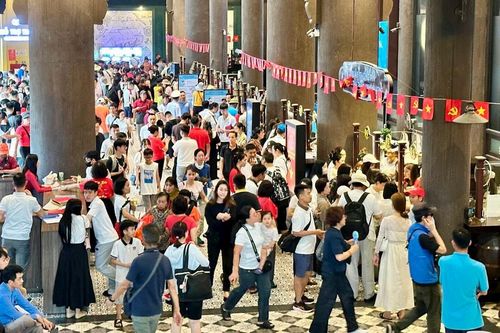 Quảng Ninh: Du khách chen chân tham quan vịnh Hạ Long