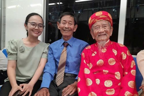 Nhà nghiên cứu 105 tuổi Nguyễn Đình Tư đi metro
