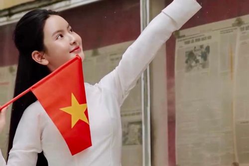 Chu Thanh Huyền khoe ảnh mừng đại lễ 30/4 giữa lùm xùm quảng cáo lố