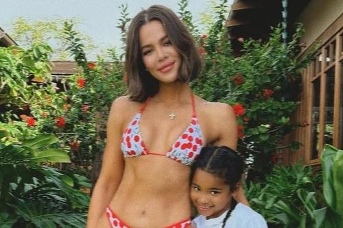 Em gái Kim Kardashian khoe cơ bụng săn chắc