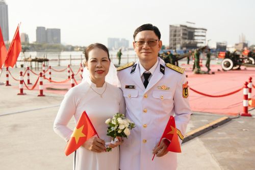 Ảnh cưới ở Bến Bạch Đằng sau 28 năm kết hôn của vợ chồng cựu quân nhân