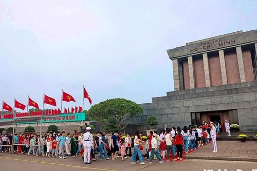 Hàng nghìn người xếp hàng chờ viếng lăng Chủ tịch Hồ Chí Minh