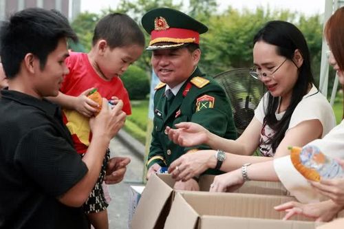 Tặng quà cho du khách thăm, viếng Lăng Bác trong ngày 30/4-1/5