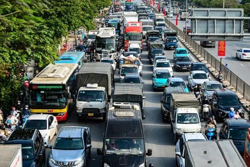 Hàng vạn người dân rời Thủ đô ngày đầu kỳ nghỉ lễ 30/4 - 1/5