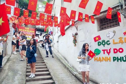 Giới trẻ Thủ đô đổ xô check-in tại ngõ nhỏ trang trí cờ hoa rực rỡ