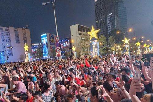 Biển người đổ về trung tâm TP Hồ Chí Minh chờ xem pháo hoa