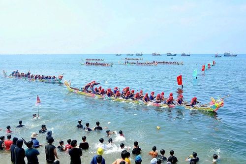 Tưng bừng Lễ hội đua thuyền truyền thống tứ linh ở đảo Lý Sơn