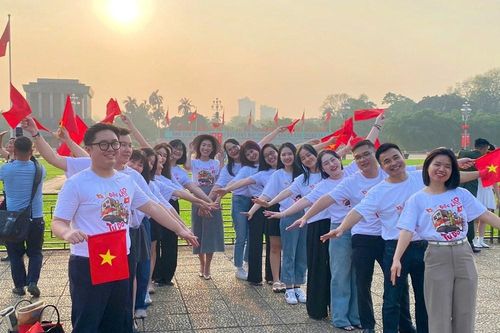 Người dân náo nức đổ về Lăng Bác ghi lại hình ảnh những ngày đặc biệt
