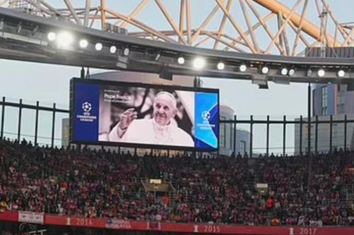 CĐV Arsenal bị chỉ trích vì náo loạn trong phút mặc niệm tưởng nhớ Giáo hoàng