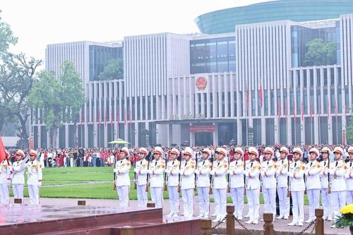 Lễ chào cờ đặc biệt chào mừng 50 năm thống nhất đất nước tại Quảng trường Ba Đình