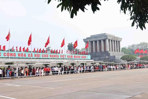 Viếng Lăng Bác dịp 50 năm thống nhất đất nước, nhân dân được nhận quà tặng