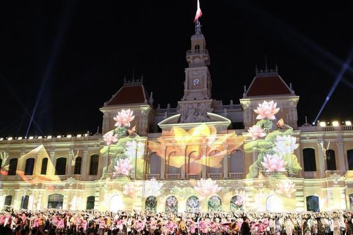 Trình chiếu 3D Mapping kết hợp Vũ điệu khăn rằn 'Sắc màu thành phố Bác'