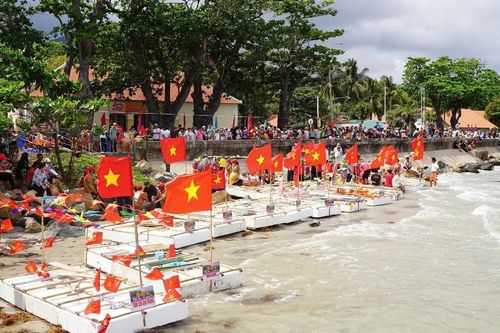 Hội thi đua bè truyền thống tại Côn Đảo rực màu cờ đỏ