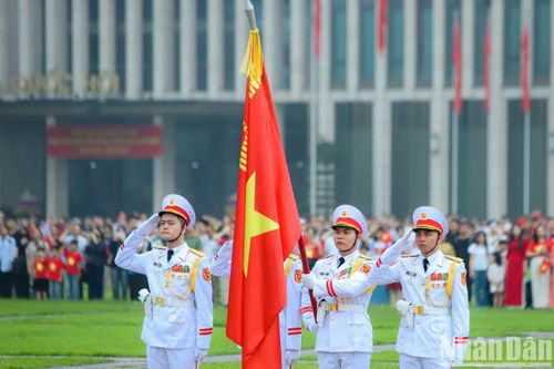 Lễ chào cờ tại Quảng trường Ba Đình chào mừng 50 năm Ngày Giải phóng miền nam, thống nhất đất nước