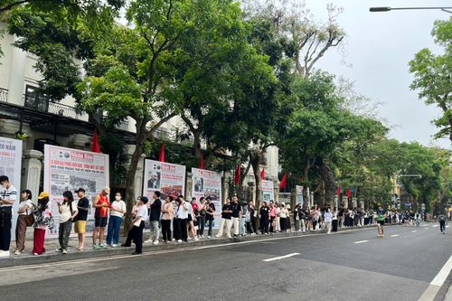 Hàng nghìn người xếp hàng nhận phụ san 30/4 của Báo Nhân Dân trong ngày đặc biệt