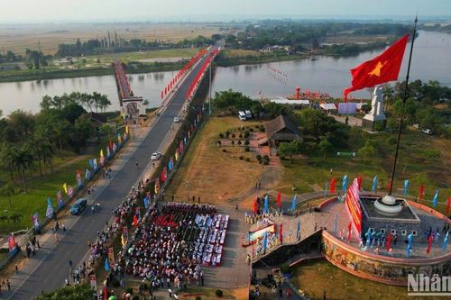 Lễ Thượng cờ 'Thống nhất non sông' ở Di tích quốc gia đặc biệt Đôi bờ Hiền Lương-Bến Hải