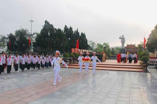 Huyện đảo Cô Tô tổ chức Lễ thượng cờ nhân dịp kỷ niệm 50 năm Ngày Giải phóng miền nam, thống nhất đất nước