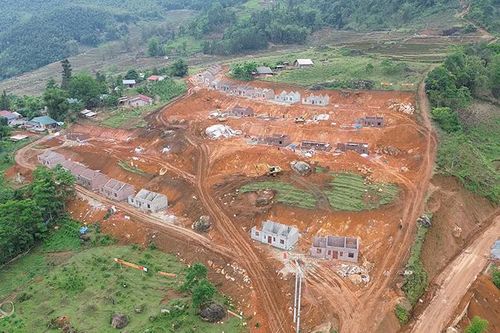 Những người lính thợ xuyên lễ giúp nhân dân dựng nhà
