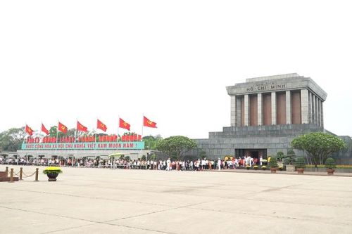 Người dân cả nước về thăm Lăng Bác trong ngày hội 'Thống nhất non sông'