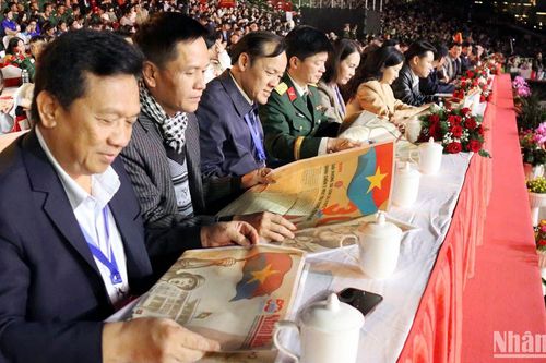 Phụ san đặc biệt của Báo Nhân Dân trên khán đài chương trình nghệ thuật 'Non sông thống nhất'
