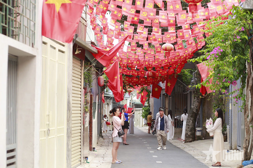 Độc đáo 'rừng' cờ đỏ giữa lòng chảo Điện Biên