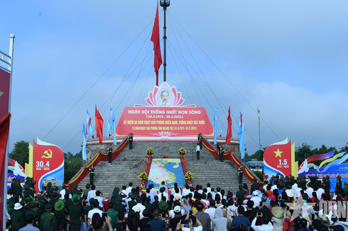 Thượng cờ thống nhất non sông bên bờ sông Bến Hải (Quảng Trị)