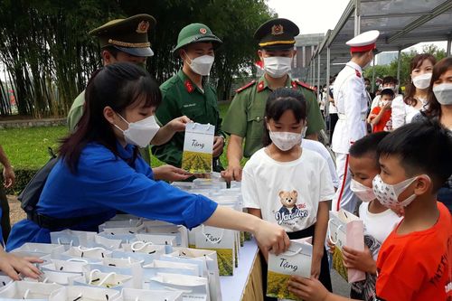 Hà Nội dành 50.000 suất quà tặng du khách, nhân dân viếng Lăng Bác
