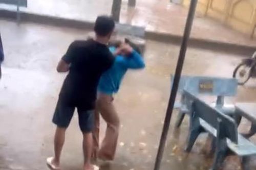 Xác minh clip người đàn ông vào trường hành hung giáo viên