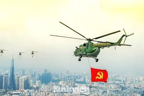 Phi đội trực thăng treo cờ Tổ quốc, cờ Đảng: Bay trên bầu trời TP.HCM, gợi nhớ thời khắc lịch sử