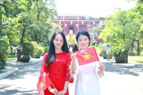 Rực rỡ ngày 30/4 tại Trường Quốc học Huế: Sắc đỏ của tuổi trẻ, sắc đỏ của lòng yêu nước