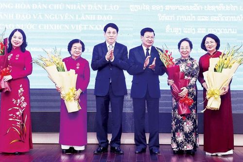 Nhà nước Lào trao tặng Huân chương cao quý cho lãnh đạo cấp cao Việt Nam
