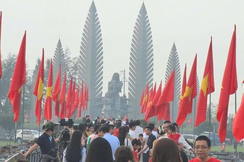 Thiêng liêng Lễ Thượng cờ Thống nhất non sông