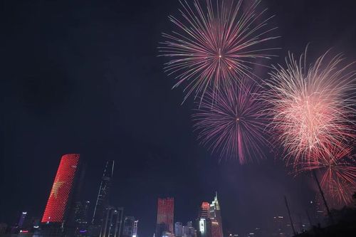 Mãn nhãn màn trình diễn 3D mapping và pháo hoa nghệ thuật trên bầu trời TPHCM