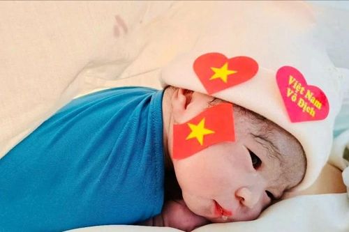 Hình ảnh dễ thương của các em bé trong ngày Đại lễ 30-4