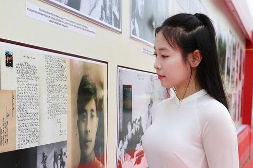 Hàng trăm tư liệu quý tại triển lãm '50 năm thống nhất và khát vọng vươn mình'