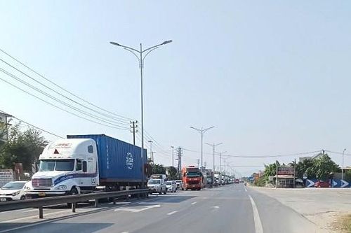 Lượng xe từ Bắc vào Nam tăng đột biến, cầu Gianh lại ùn tắc cục bộ