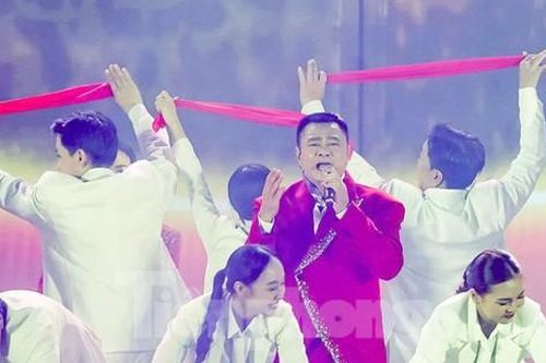 NSND Tự Long, Hòa Minzy khiến khán giả xúc động