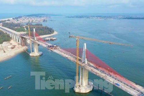 Hợp long cầu vượt cửa biển dài nhất miền Trung