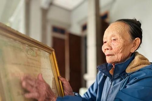 Người vợ 50 năm thờ chồng và bức thư gửi về từ chiến trận: 'Nếu anh không về, em đừng buồn…'
