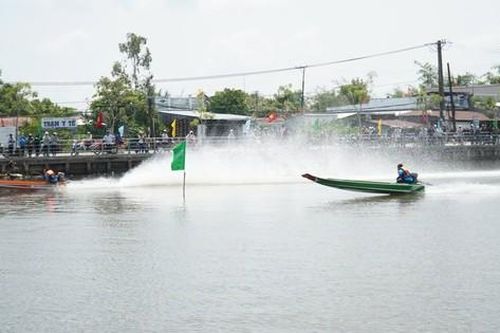 Kịch tính cuộc đua thuyền máy trên sông nước rừng U Minh Hạ