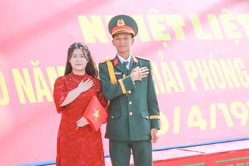 Người dân Bình Định xuống phố check-in, lưu giữ khoảnh khắc đáng nhớ trong ngày lịch sử
