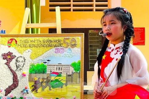 Thiếu nhi Nghệ An làm tranh hạt mừng 50 năm ngày non sông thống nhất