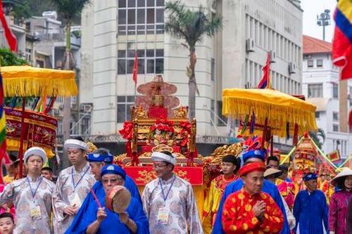 Hàng nghìn người dân tham gia Lễ hội đền Đức Ông Trần Quốc Nghiễn